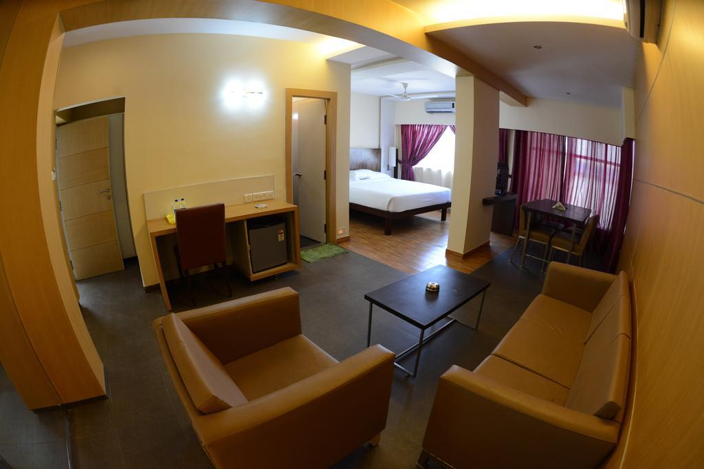 Hotel Ayush International Μπανγκαλόρ Δωμάτιο φωτογραφία