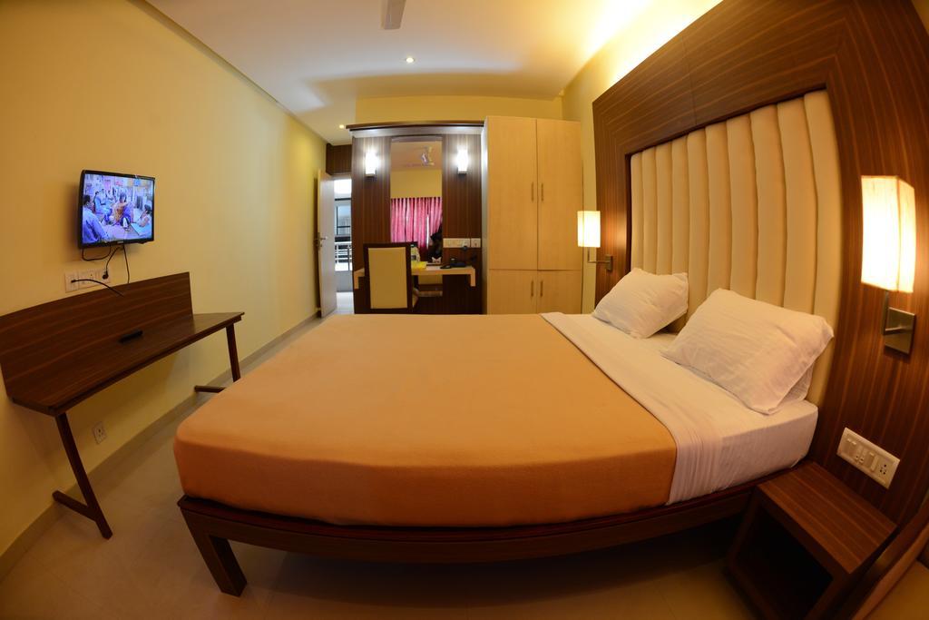 Hotel Ayush International Μπανγκαλόρ Δωμάτιο φωτογραφία